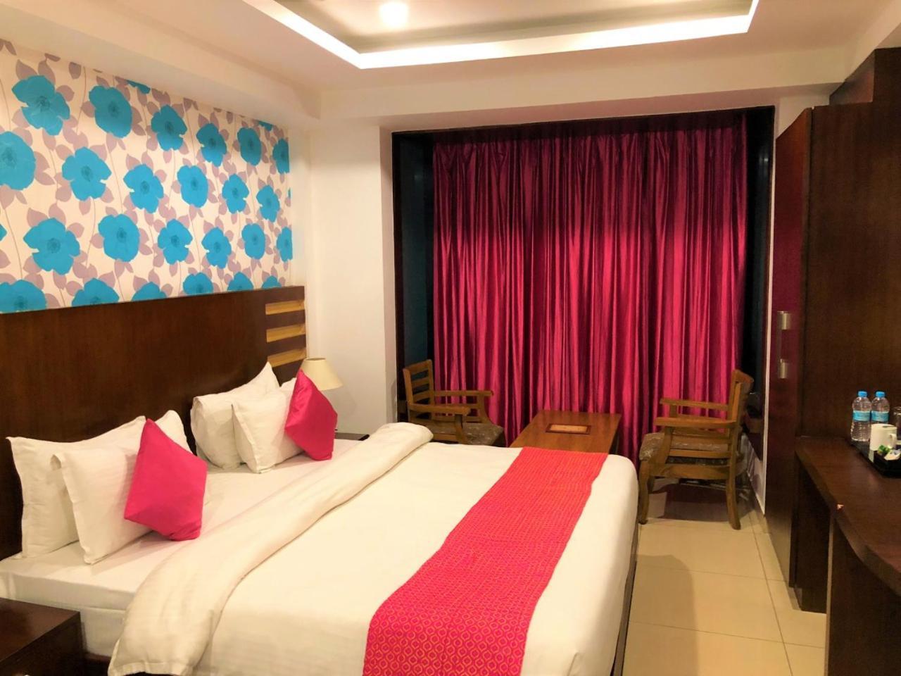 Hotel Sgt Plaza Varanasi Exterior foto