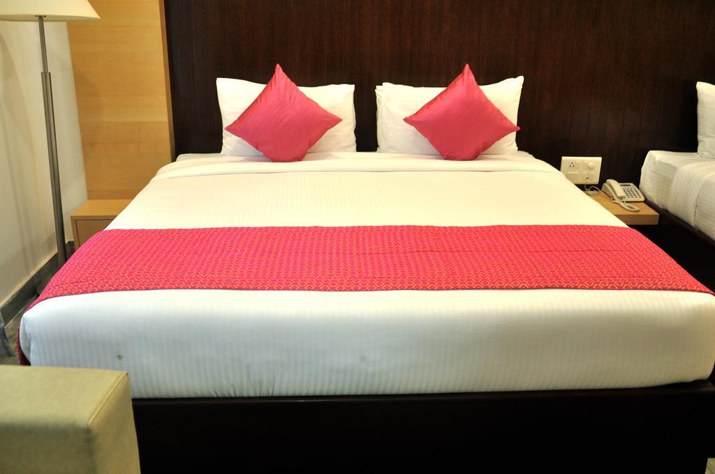 Hotel Sgt Plaza Varanasi Exterior foto