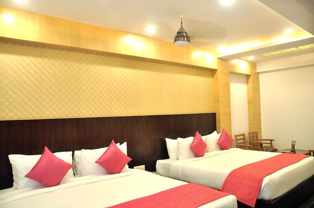 Hotel Sgt Plaza Varanasi Exterior foto