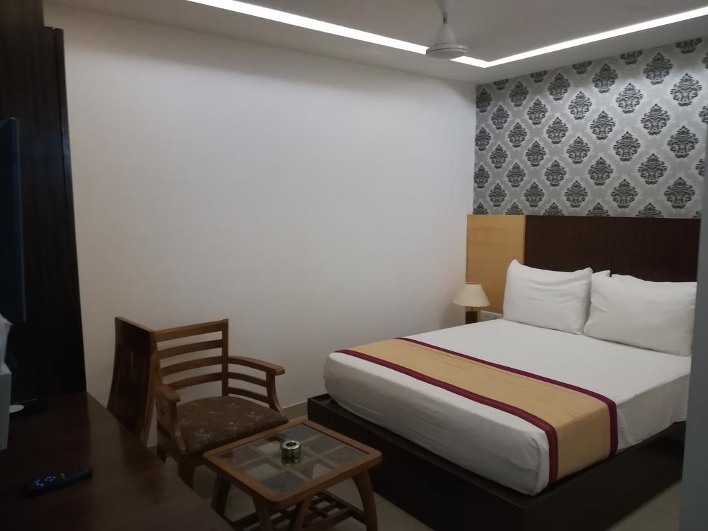 Hotel Sgt Plaza Varanasi Exterior foto