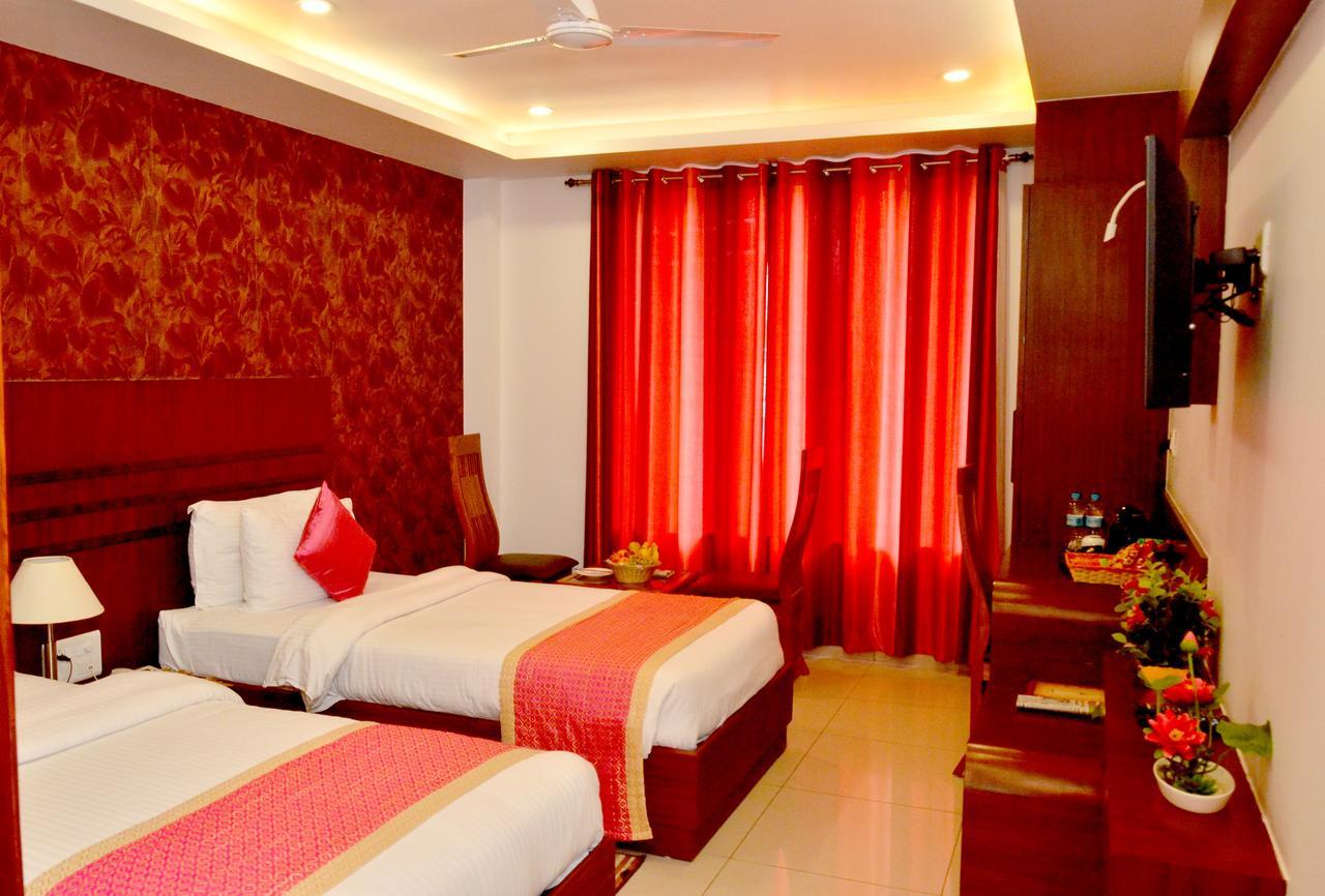 Hotel Sgt Plaza Varanasi Exterior foto
